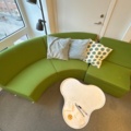 1482678-3 Samling med kontorsmöbler och utrustning - skrivbord, soffa, hyllor m.m