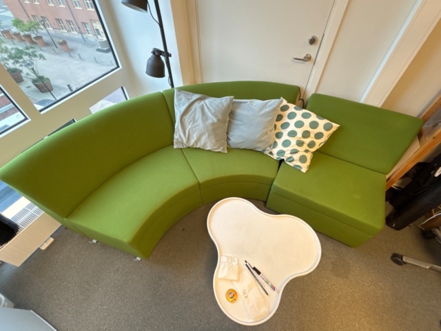 1482678-3 Samling med kontorsmöbler och utrustning - skrivbord, soffa, hyllor m.m