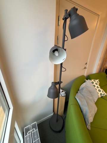 1482678-6 Samling med kontorsmöbler och utrustning - skrivbord, soffa, hyllor m.m