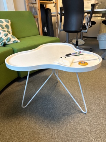 1482678-7 Samling med kontorsmöbler och utrustning - skrivbord, soffa, hyllor m.m