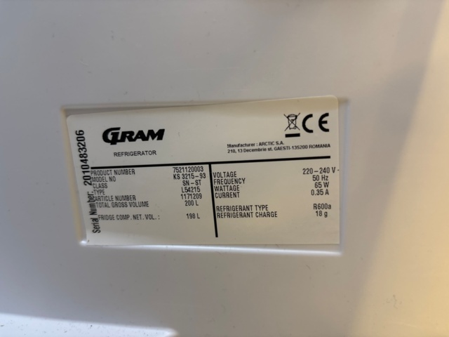 1482678-11 Samling med kontorsmöbler och utrustning - skrivbord, soffa, hyllor m.m