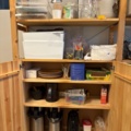 1482678-17 Samling med kontorsmöbler och utrustning - skrivbord, soffa, hyllor m.m