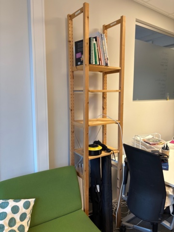 1482678-19 Samling med kontorsmöbler och utrustning - skrivbord, soffa, hyllor m.m