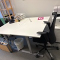 1482678-20 Samling med kontorsmöbler och utrustning - skrivbord, soffa, hyllor m.m