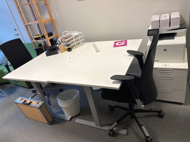 1482678-20 Samling med kontorsmöbler och utrustning - skrivbord, soffa, hyllor m.m
