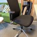 1482678-21 Samling med kontorsmöbler och utrustning - skrivbord, soffa, hyllor m.m