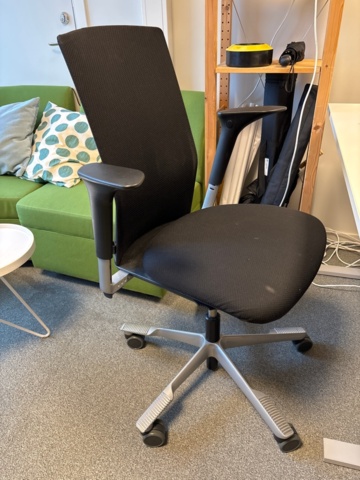 1482678-21 Samling med kontorsmöbler och utrustning - skrivbord, soffa, hyllor m.m