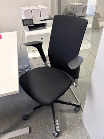 1482678-24 Samling med kontorsmöbler och utrustning - skrivbord, soffa, hyllor m.m