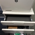 1482678-30 Samling med kontorsmöbler och utrustning - skrivbord, soffa, hyllor m.m