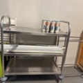 1482678-31 Samling med kontorsmöbler och utrustning - skrivbord, soffa, hyllor m.m