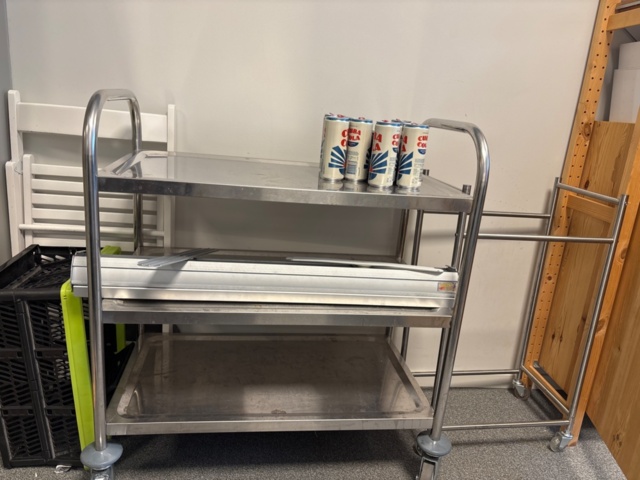1482678-31 Samling med kontorsmöbler och utrustning - skrivbord, soffa, hyllor m.m