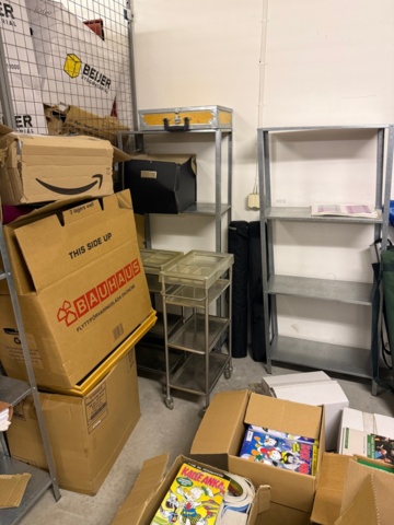 1482676-1 Parti med böcker, tidningar och hyllor