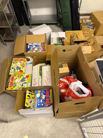 1482676-2 Parti med böcker, tidningar och hyllor