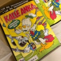 1482676-5 Parti med böcker, tidningar och hyllor