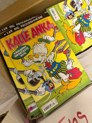 1482676-5 Parti med böcker, tidningar och hyllor