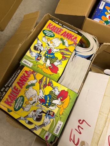 1482676-6 Parti med böcker, tidningar och hyllor