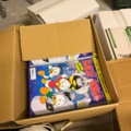 1482676-8 Parti med böcker, tidningar och hyllor