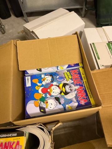 1482676-8 Parti med böcker, tidningar och hyllor