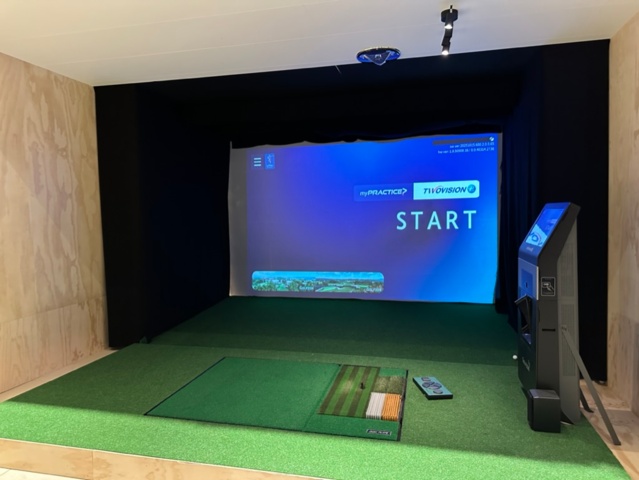 1284928-2 3 Golf simulators - Golfzone