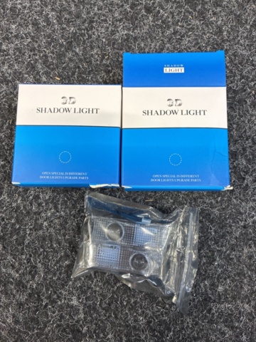 1538494-17 Bordslampor, TV-stativ, Smart plug m.m.
