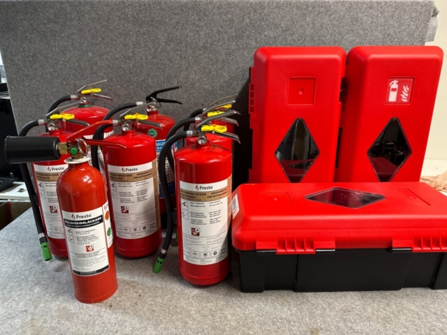 1482495-1 Samling med brandsläckare och förvaringslådor - Presto / Permalex