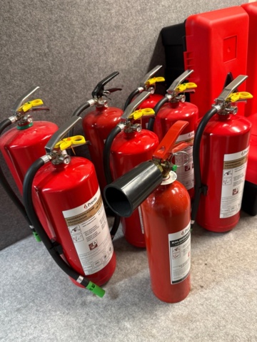1482495-2 Samling med brandsläckare och förvaringslådor - Presto / Permalex