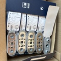 1539480-5 Parti med diverse handtag, barnsäkringar etc - för dörr och fönster