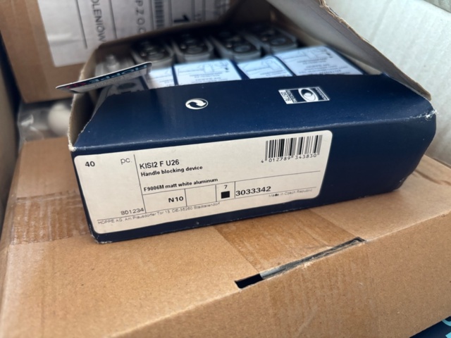 1539480-4 Parti med diverse handtag, barnsäkringar etc - för dörr och fönster