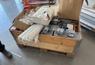 1539481 Två pallar med diverse monteringstillbehör