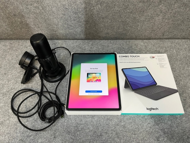 1511293-1 iPad Pro 12.9" Wi-Fi 256GB with keyboard holder, camera and mic