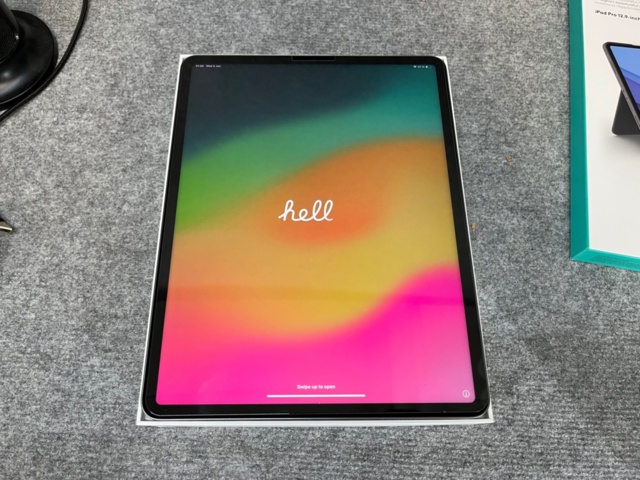 1511293-2 iPad Pro 12.9" Wi-Fi 256GB with keyboard holder, camera and mic