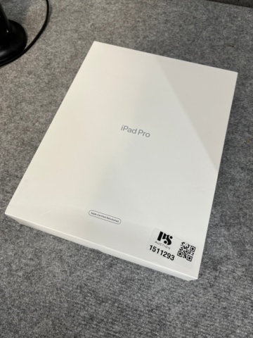 1511293-4 iPad Pro 12.9" Wi-Fi 256GB with keyboard holder, camera and mic