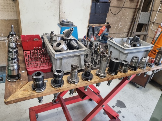 1531214-6 Värnamo R-150 CNC-fräsmaskin med omfattande verktygspaket