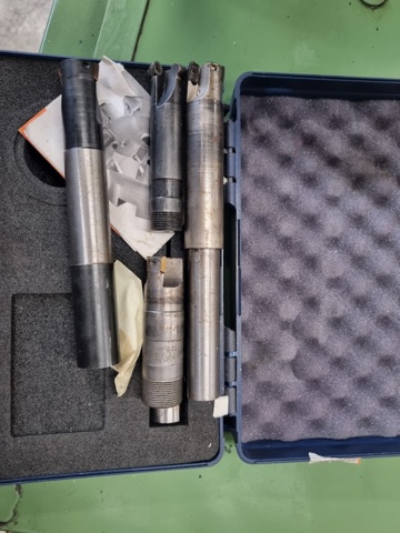 1531214-9 Värnamo R-150 CNC-fräsmaskin med omfattande verktygspaket