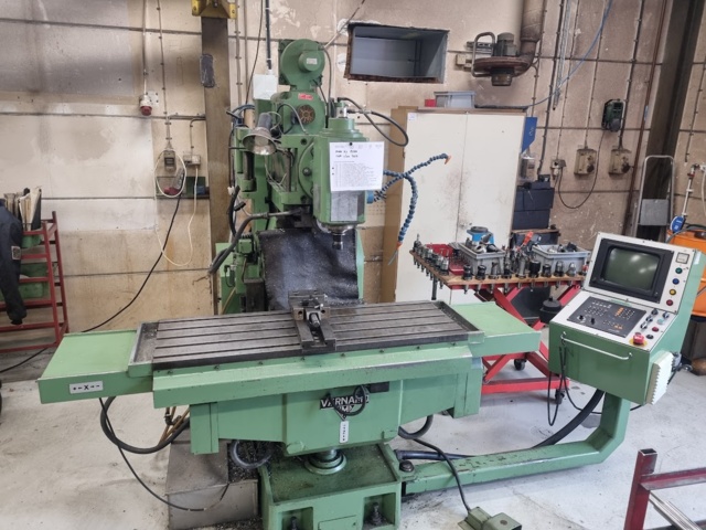 1531214-2 Värnamo R-150 CNC-fräsmaskin med omfattande verktygspaket