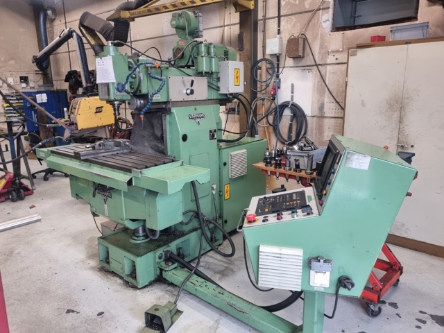1531214-3 Värnamo R-150 CNC-fräsmaskin med omfattande verktygspaket