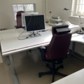 1539580-1 Kontorsarbetsplats - Datorskärm samt möbler