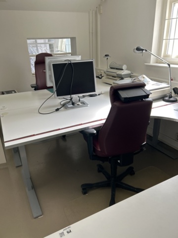 1539580-1 Kontorsarbetsplats - Datorskärm samt möbler