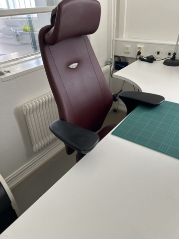 1539581-2 Kontorsarbetsplats - Datorskärm samt möbler