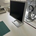 1539581-3 Kontorsarbetsplats - Datorskärm samt möbler