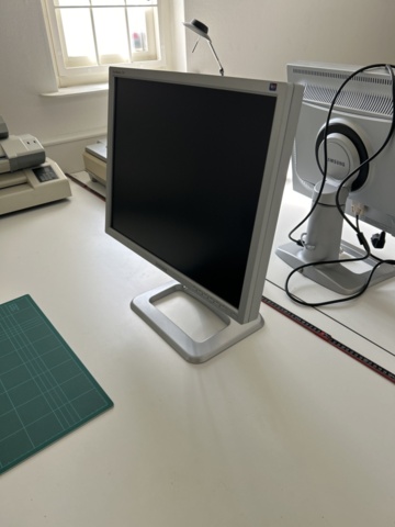 1539581-3 Kontorsarbetsplats - Datorskärm samt möbler