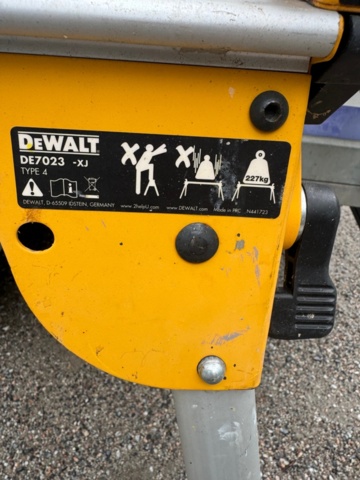 1405937-4 DeWalt Saw Table