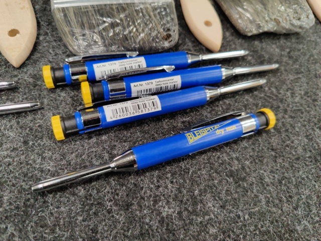 1540312-3 Penslar, slippapper, rollerbyglar m.m.