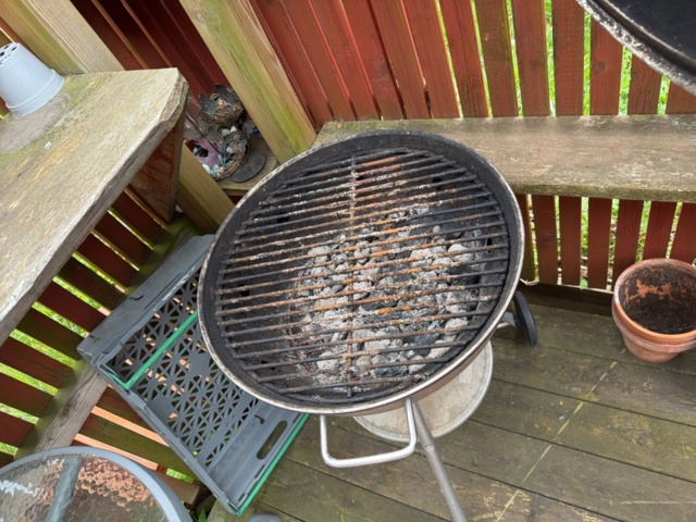 1516328-13 Utemöbler och klotgrill