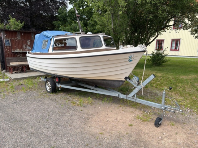 1516334-2 Båt med hytt och trailer - MCB 525 (Reparationsobjekt)