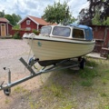 1516334-1 Båt med hytt och trailer - MCB 525 (Reparationsobjekt)