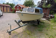 1516334 Båt med hytt och trailer - MCB 525 (Reparationsobjekt)