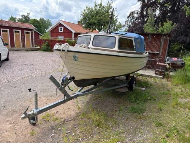 1516334-1 Båt med hytt och trailer - MCB 525 (Reparationsobjekt)