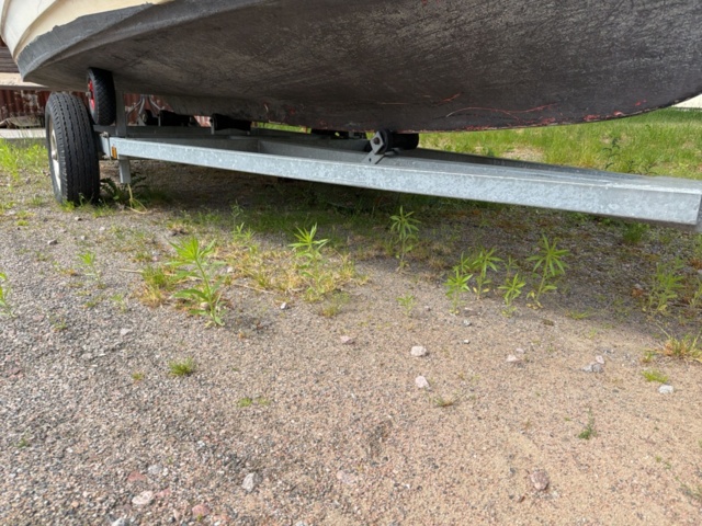1516334-6 Båt med hytt och trailer - MCB 525 (Reparationsobjekt)