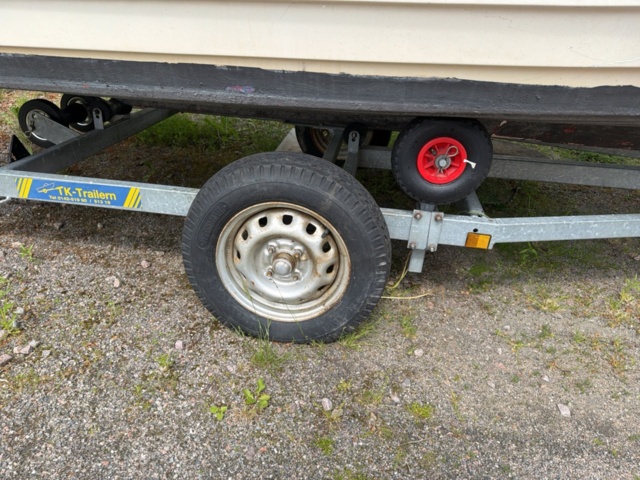 1516334-7 Båt med hytt och trailer - MCB 525 (Reparationsobjekt)